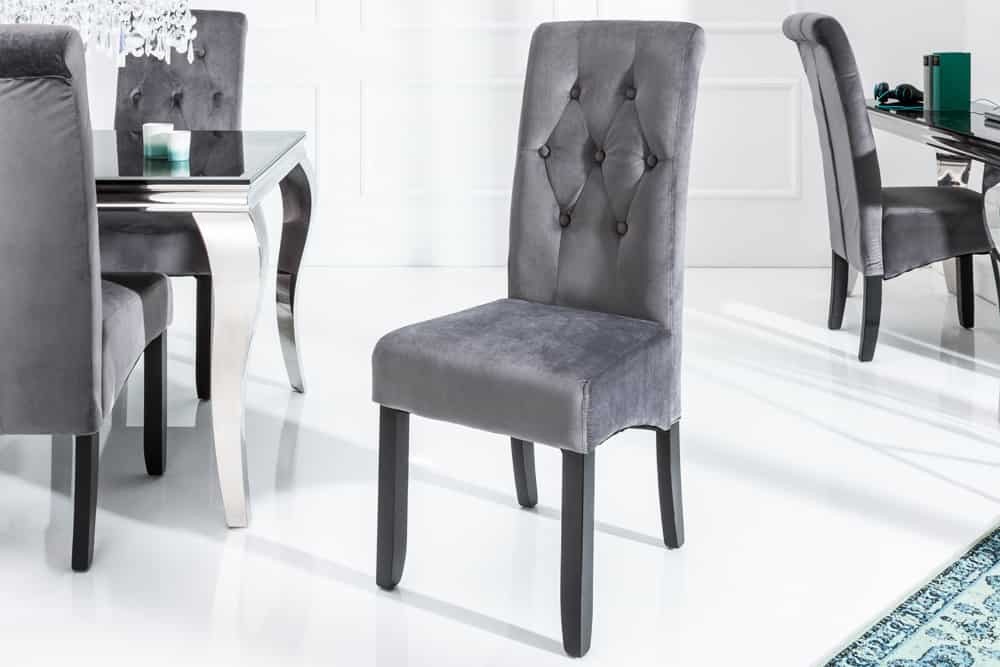 Design stoel CASA grijs fluweel met decoratieve knopen massief houten poten - 38979