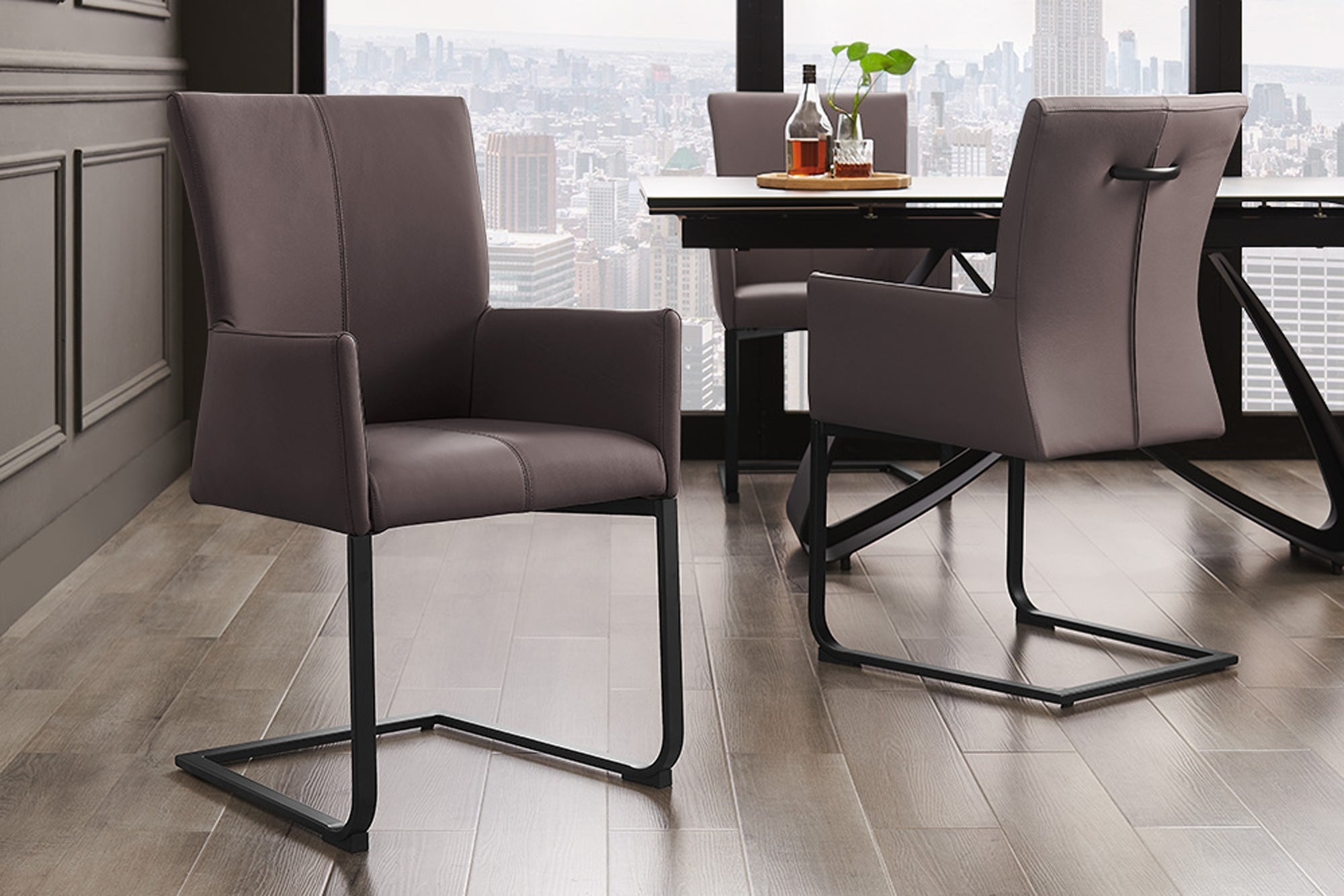 Moderne sledestoel SAMSON taupe grijs echt leer met armleuningen en metalen frame - 45175